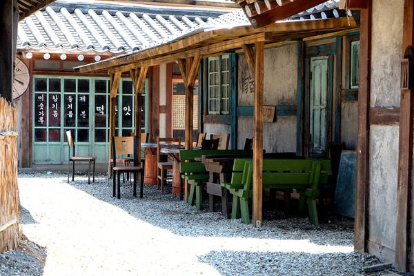 Dãy nhà dành cho tầng lớp trung lưu lại nằm dọc bờ kênh. Dãy nhà dành cho tầng lớp trung lưu lại nằm dọc bờ kênh.