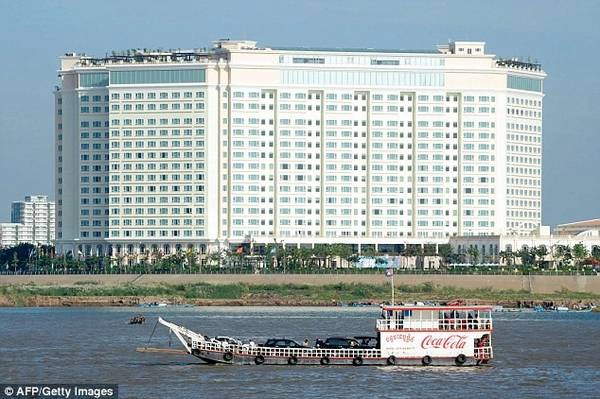 Theo Ngân hàng Thế giới, Phnom Penh chỉ đứng sau Lào ở Đông Nam Á về tốc độ mở rộng không gian đô thị. Kinh tế của thành phố đã tăng trưởng 6,9% trong năm 2015. Theo Ngân hàng Thế giới, Phnom Penh chỉ đứng sau Lào ở Đông Nam Á về tốc độ mở rộng không gian đô thị. Kinh tế của thành phố đã tăng trưởng 6,9% trong năm 2015.