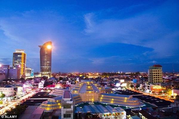 Tòa nhà chọc trời đầu tiên của Campuchia được hoàn thiện vào năm 2014, với thiết kế theo dạng một con rồng và phù hợp với các nguyên tắc phong thủy. Tòa nhà chọc trời đầu tiên của Campuchia được hoàn thiện vào năm 2014, với thiết kế theo dạng một con rồng và phù hợp với các nguyên tắc phong thủy.