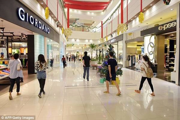 Ngày càng có nhiều siêu thị, nhà cao tầng, khách sạn 5 sao được xây dựng. Ngày càng có nhiều siêu thị, nhà cao tầng, khách sạn 5 sao được xây dựng.