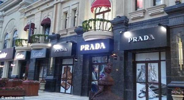 Thời trang xa xỉ Prada của Italy bị nhái thật khó nhận ra.