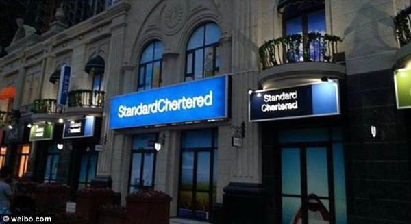 Đừng nhầm lẫn "Standard Chertered" với thương hiệu chuẩn "Standard Chartered Bank" nhé.