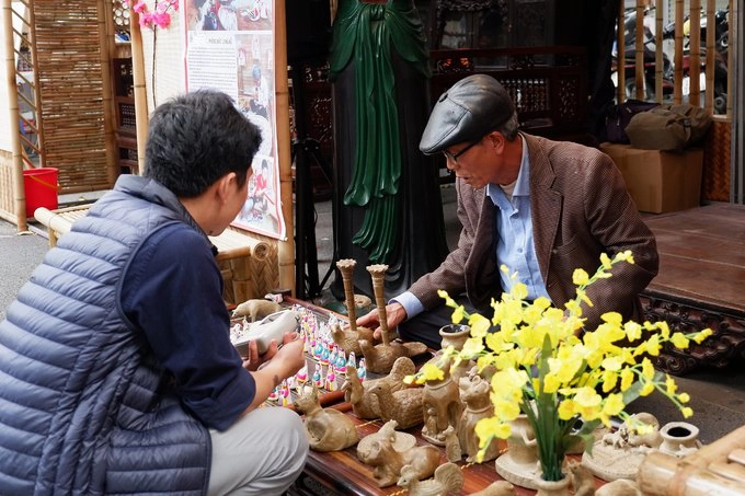 Ông Phùng Đình Giáp, 68 tuổi, nghệ nhân làm phỗng cho biết, ông là người cuối cùng ở Bắc Ninh còn làm nghề nặn món đồ chơi dân gian này. Gia đình ông đã duy trì truyền thống tới nay là đời thứ 3. "Năm nay được mời tới đây để quảng bá phỗng đất, tôi cảm thấy rất vinh dự. Tôi mong muốn được giới thiệu và quảng bá món đồ chơi dân gian này tới người Việt và cả du khách nước ngoài", ông chia sẻ.  Ngoài trưng bày các sản phẩm, gian hàng sẽ hướng dẫn khách tham quan, trẻ nhỏ nặn phỗng miễn phí tới ngày 27/12 âm lịch (21/1 Dương lịch). Các sản phẩm được làm từ đất sét và giấy bản.