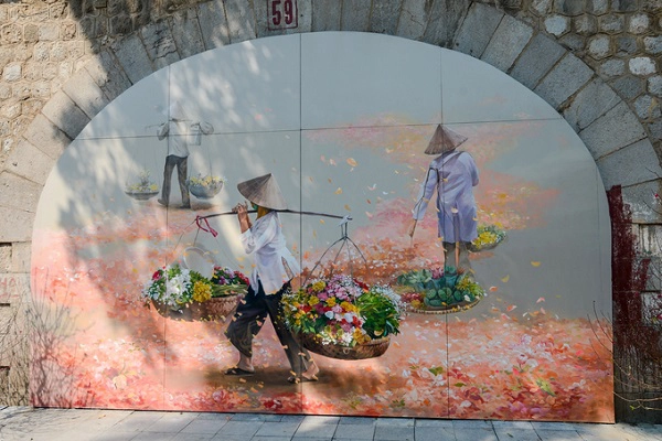 Mỗi bức tranh mang một thông điệp khác nhau, từ truyền thống tới hiện đại, nhưng xuyên suốt là những hình ảnh gắn liền với Hà Nội như gánh hàng rong, phố xá, chợ Đồng Xuân, khu phố cổ, ông đồ cho chữ ngày Tết... Mỗi bức tranh mang một thông điệp khác nhau, từ truyền thống tới hiện đại, nhưng xuyên suốt là những hình ảnh gắn liền với Hà Nội như gánh hàng rong, phố xá, chợ Đồng Xuân, khu phố cổ, ông đồ cho chữ ngày Tết...