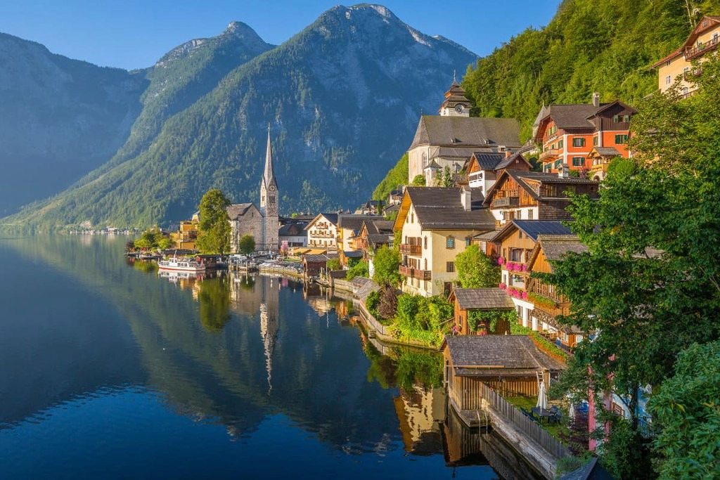 Hallstatt (Áo) là một ngôi làng nhỏ với dân số vỏn vẹn 800 nhưng đón tới hơn 1 triệu lượt khách/năm. "Nhiều khách du lịch đến đây chỉ lướt qua vài ba điểm rồi đi. Điều này không tốt cho người dân địa phương", một quan chức địa phương chia sẻ với Insider. Khung cảnh bình yên của làng bị hủy hoại nghiêm trọng vì nhu cầu chụp ảnh của du khách. Chính quyền địa phương có thể sẽ cắt giảm tuyến xe bus tới làng để hạn chế khách tham quan. Ảnh: Day Trip.