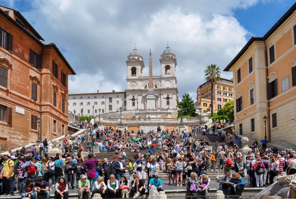 Bậc thang Tây Ban Nha (Rome, Italy) trở nên nổi tiếng từ năm 1953 sau bộ phim Roman Holiday của Audrey Hepburn. Địa danh này nhanh chóng bị khách du lịch "xâm chiếm" tàn bạo. Kết quả là bậc thang lãng mạn trong phim loang lổ những vết rượu vang đỏ và bã kẹo cao su dính chặt. Năm 2016, chính quyền thành phố đã phải chi 1,68 triệu USD để dọn vệ sinh. Hiện nay, việc ngồi trên bậc thang đã bị cấm hoàn toàn. Người vi phạm sẽ bị phạt lên tới 448 USD. Ảnh: Getty.