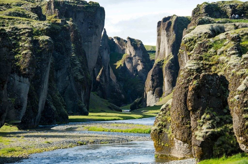 Nam ca sĩ Justin Bieber được xem là nguyên nhân gián tiếp khiến hẻm núi Fjadrargljufur (Iceland) quá tải khách du lịch. Nguyên nhân bởi lượng fan đông đảo của giọng ca người Canada đổ xô tới đây để check-in địa điểm mà Justin từng quay MV I'll Show You đạt hơn 444 triệu lượt xem năm 2015. Tính riêng năm 2018, Fjadrargljufur đã đón 2,3 triệu khách tham quan, cao hơn nhiều so với con số 600.000 khách vào 8 năm trước. Ban quản lý đã phải đóng cửa để tu sửa, nâng cấp cơ sở hạ tầng. Ảnh: Billboard.