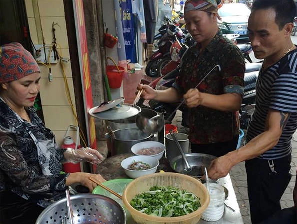 Hàng phở lúc nào cũng đông khách. Hàng phở lúc nào cũng đông khách.