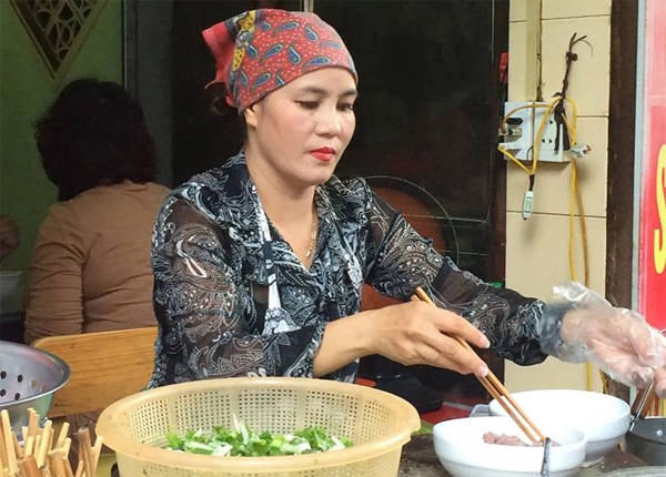 Chị chủ quán phở nổi tiếng thành phố Nam Định. Chị chủ quán phở nổi tiếng thành phố Nam Định.