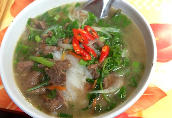 Bát phở tái được nhiều người đánh giá là ngon. Bát phở tái được nhiều người đánh giá là ngon.