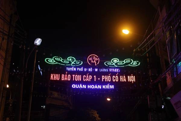 Cuối tuần là lúc các con phố biến thành phố đi bộ. Cuối tuần là lúc các con phố biến thành phố đi bộ.