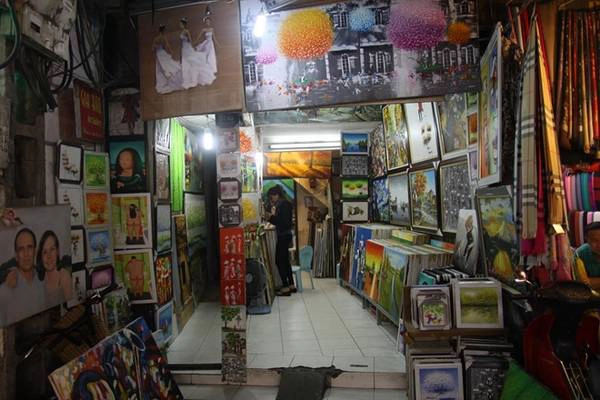 Một phòng tranh nhỏ tại phố cổ. Một phòng tranh nhỏ tại phố cổ.