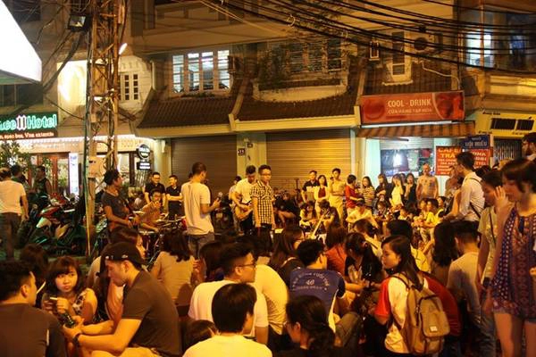 Một ban nhạc đường phố biểu diễn tại phố Lương Ngọc Quyến. Một ban nhạc đường phố biểu diễn tại phố Lương Ngọc Quyến.