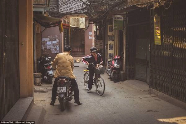 Xe máy và xe đạp là hai phương tiện chủ yếu trong khu phố cổ, với những con đường và ngõ hẻm nhỏ hẹp. 