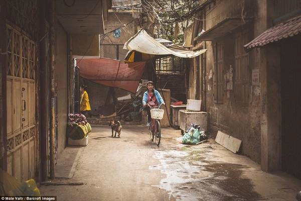  Nhiếp ảnh gia khám phá những con phố nhỏ của Hà Nội. 