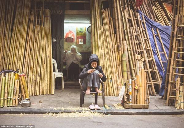 Nhiều khu vực, con phố bán chủ yếu một loại hàng hóa. Thành phố này nổi tiếng với các sản phẩm thủ công, mỹ nghệ. Nhiều khu vực, con phố bán chủ yếu một loại hàng hóa. Thành phố này nổi tiếng với các sản phẩm thủ công, mỹ nghệ.