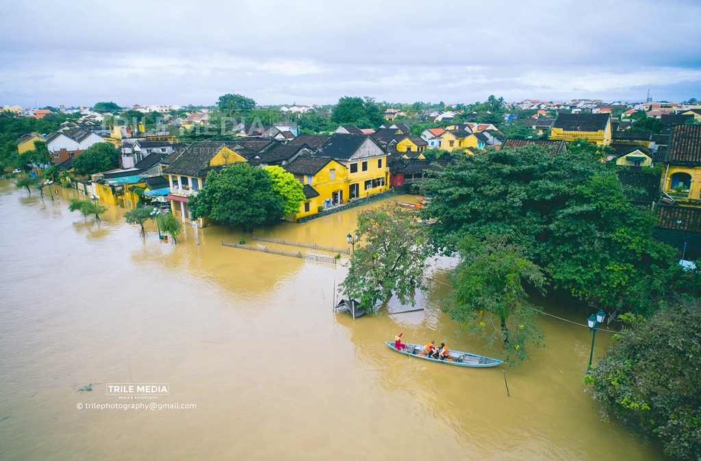 Sáng 14/12, tuyến đường Bạch Đằng ven sông Hoài (TP Hội An, Quảng Nam) lại bị ngập do thủy điện ở thượng nguồn sông xả lũ.