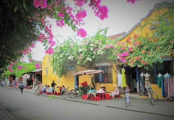 Chậm rãi bước trên từng con phố của Hội An là một điều mà bất kì ai cũng nên một lần trải nghiệm. Chậm rãi bước trên từng con phố của Hội An là một điều mà bất kì ai cũng nên một lần trải nghiệm.