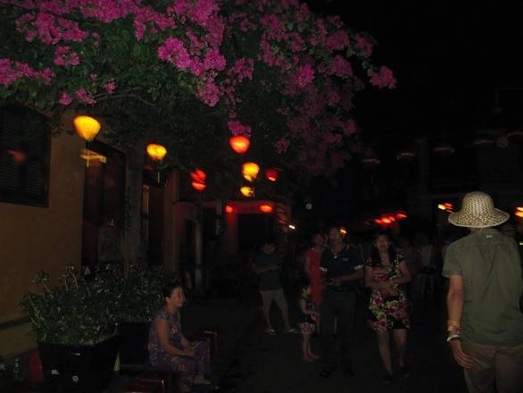 Và những giờ phút đáng mong chờ nhất khi tới Hội An chính là sau khi toàn phố tắt đèn. Và những giờ phút đáng mong chờ nhất khi tới Hội An chính là sau khi toàn phố tắt đèn.