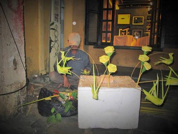 Từ sau 19h là lúc mọi hoạt động của đêm rằm bắt đầu diễn ra sinh động hơn. Bạn hãy chậm rãi hòa vào dòng người và ghi lại những khoảnh khắc dung dị, đời thường ở phố cổ Hội. Từ sau 19h là lúc mọi hoạt động của đêm rằm bắt đầu diễn ra sinh động hơn. Bạn hãy chậm rãi hòa vào dòng người và ghi lại những khoảnh khắc dung dị, đời thường ở phố cổ Hội.