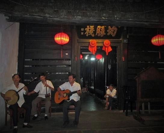 Ở một con phố khác, những người nghệ sĩ này lại thong thả biểu diễn nhạc dân tộc phục vụ khách du lịch miễn phí. Ở một con phố khác, những người nghệ sĩ này lại thong thả biểu diễn nhạc dân tộc phục vụ khách du lịch miễn phí.