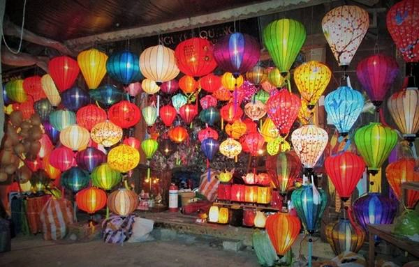 Nếu có thời gian nán lại Hội An vào buổi tối thì bạn đừng quên tới chợ đêm - nơi mà mọi hoạt động văn hóa - giải trí và buôn bán diễn ra rất nhộn nhịp dọc theo những con phố tràn ngập sắc màu. Nếu có thời gian nán lại Hội An vào buổi tối thì bạn đừng quên tới chợ đêm - nơi mà mọi hoạt động văn hóa - giải trí và buôn bán diễn ra rất nhộn nhịp dọc theo những con phố tràn ngập sắc màu.