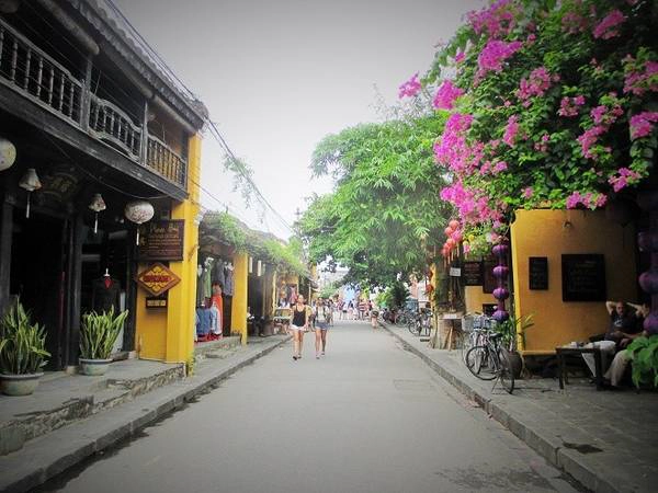 Quả thực, trải nghiệm một ngày đi bộ quanh các khu phố trầm mặc và dung dị ở Hội An sẽ đem đến cho bạn một cảm giác nhẹ nhàng, bình yên giữa cuộc sống tấp nập và hối hả này. Quả thực, trải nghiệm một ngày đi bộ quanh các khu phố trầm mặc và dung dị ở Hội An sẽ đem đến cho bạn một cảm giác nhẹ nhàng, bình yên giữa cuộc sống tấp nập và hối hả này.