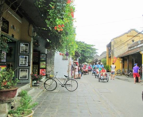 Không ồn ào và nhiều xe cộ qua lại như 36 phố phường Hà Nội, phố cổ Hội An dù cho có thật nhiều khách du lịch tới thăm nhưng vẫn bình yên một cách lạ thường. Không ồn ào và nhiều xe cộ qua lại như 36 phố phường Hà Nội, phố cổ Hội An dù cho có thật nhiều khách du lịch tới thăm nhưng vẫn bình yên một cách lạ thường.