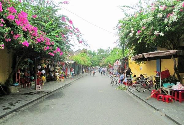 Hãy mở lòng và quan sát những gánh hàng rong ven đường... Hãy mở lòng và quan sát những gánh hàng rong ven đường...