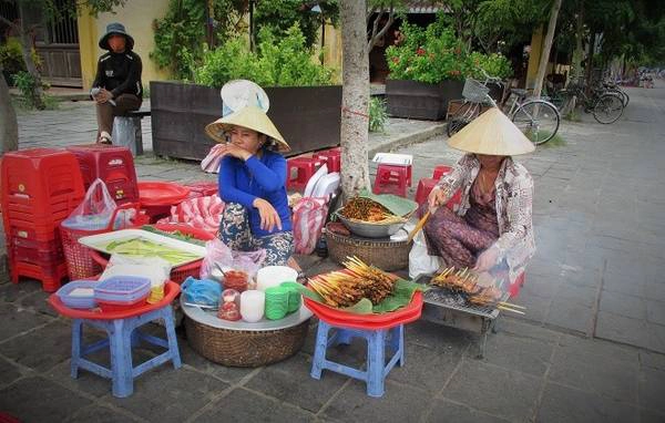 với nhiều món vặt đa dạng như: thịt xiên nướng, sữa bắp, kem que,... với nhiều món vặt đa dạng như: thịt xiên nướng, sữa bắp, kem que,...