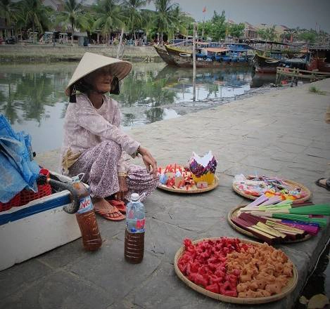 Tuy tuổi đã cao, các cụ già ở đây vẫn toát lên vẻ đẹp lao động lạc quan và độc lập. Tuy tuổi đã cao, các cụ già ở đây vẫn toát lên vẻ đẹp lao động lạc quan và độc lập.