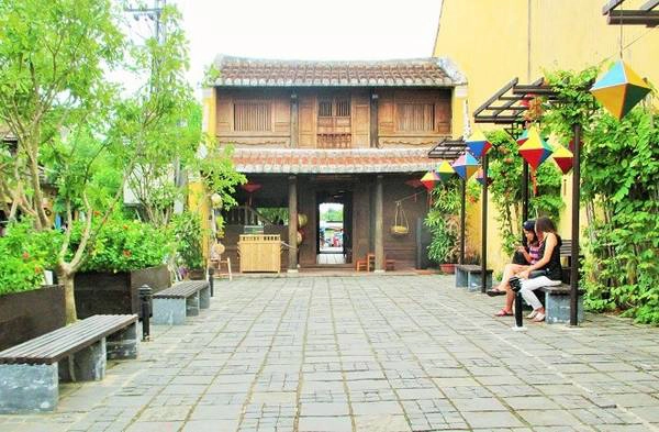 Nếu mỏi chân hãy dừng lại trước sân khu vực thông tin dành cho khách du lịch ở ngay trung tâm phố cổ. Nếu mỏi chân hãy dừng lại trước sân khu vực thông tin dành cho khách du lịch ở ngay trung tâm phố cổ.