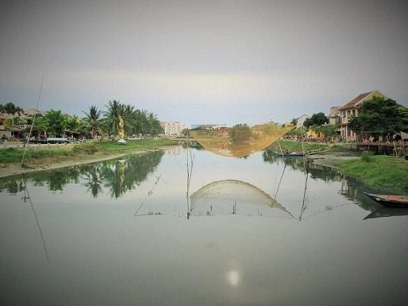 Ghé qua sông Hoài lúc hoàng hôn buông để ngắm nhìn bầu trời Hội An yên bình một cách khó tả. Ghé qua sông Hoài lúc hoàng hôn buông để ngắm nhìn bầu trời Hội An yên bình một cách khó tả.