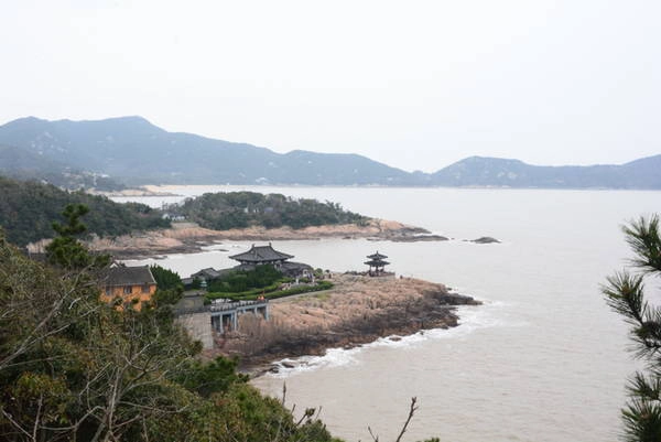 Từ thành phố Hàng Châu, du khách đi ôtô theo đường cao tốc quốc lộ 92 qua thành phố Ninh Ba, Châu Sơn, sau đó qua phà Chu Gia Chiêm để đến Phổ Đà Sơn với hành trình khoảng 260 km, thời lượng khoảng 4 tiếng. Đây là một hòn đảo nhỏ có diện tích 13 km2, được mệnh danh là “Hải Thiên Phật Quốc, Nam Hải Thánh Cảnh” (Biển trời nước Phật, thắng cảnh biển Nam), tọa lạc tại cửa khẩu của sông Tiền Đường, nơi cao nhất là Phật Đỉnh Sơn cách mực nước biển 282 m. Từ thành phố Hàng Châu, du khách đi ôtô theo đường cao tốc quốc lộ 92 qua thành phố Ninh Ba, Châu Sơn, sau đó qua phà Chu Gia Chiêm để đến Phổ Đà Sơn với hành trình khoảng 260 km, thời lượng khoảng 4 tiếng. Đây là một hòn đảo nhỏ có diện tích 13 km2, được mệnh danh là “Hải Thiên Phật Quốc, Nam Hải Thánh Cảnh” (Biển trời nước Phật, thắng cảnh biển Nam), tọa lạc tại cửa khẩu của sông Tiền Đường, nơi cao nhất là Phật Đỉnh Sơn cách mực nước biển 282 m.