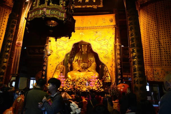 Trong chùa có 8 điện lớn, thờ phụng Quan Âm Chân Thân (cầu gia đạo bình an), Văn Thù Bồ Tát (cầu học vấn, trí tuệ), bồ tát Phổ Hiền (cầu công việc thuận lợi), Phật A-di-đà, Phật Thích Ca Mâu Ni, Phật Dược Sư (cầu gia đạo bình an), Địa Tạng Bồ Tát (cầu sức khoẻ người lớn trong nhà, cầu cho kẻ vong sinh cực lạc), Quan Thế Âm Thiên Thủ Thiên Nhãn (cầu tình duyên), Ca Lan Bồ Tát (cầu Tài), Vỹ Đà và Di Lạc (cầu gia đạo bình an, xuất nhập bình an). Trong chùa có 8 điện lớn, thờ phụng Quan Âm Chân Thân (cầu gia đạo bình an), Văn Thù Bồ Tát (cầu học vấn, trí tuệ), bồ tát Phổ Hiền (cầu công việc thuận lợi), Phật A-di-đà, Phật Thích Ca Mâu Ni, Phật Dược Sư (cầu gia đạo bình an), Địa Tạng Bồ Tát (cầu sức khoẻ người lớn trong nhà, cầu cho kẻ vong sinh cực lạc), Quan Thế Âm Thiên Thủ Thiên Nhãn (cầu tình duyên), Ca Lan Bồ Tát (cầu Tài), Vỹ Đà và Di Lạc (cầu gia đạo bình an, xuất nhập bình an).