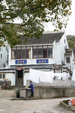 Trên đảo có rất ít khách sạn, chủ yếu là nhà nghỉ homestay dành cho du khách và người hành hương. Người dân ở đây phục vụ cả ăn uống cho khách có nhu cầu. Theo kinh nghiệm của những người đi trước, giá cả đồ ăn, thức uống ở đây thường cao hơn đất liền. Du khách nên hỏi giá trước khi mua vì sẽ bị nói thách nhiều. Từ Việt Nam, các tour du lịch, hành hương đến Phổ Đà Sơn chưa nhiều. Đại diện Vietravel cho biết hiện công ty đang lên kế hoạch đưa điểm này vào chương trình tour đi Hàng Châu - Thượng Hải, tuy nhiên tour đến đây được tổ chức theo mùa phù hợp. Trên đảo có rất ít khách sạn, chủ yếu là nhà nghỉ homestay dành cho du khách và người hành hương. Người dân ở đây phục vụ cả ăn uống cho khách có nhu cầu. Theo kinh nghiệm của những người đi trước, giá cả đồ ăn, thức uống ở đây thường cao hơn đất liền. Du khách nên hỏi giá trước khi mua vì sẽ bị nói thách nhiều. Từ Việt Nam, các tour du lịch, hành hương đến Phổ Đà Sơn chưa nhiều. Đại diện Vietravel cho biết hiện công ty đang lên kế hoạch đưa điểm này vào chương trình tour đi Hàng Châu - Thượng Hải, tuy nhiên tour đến đây được tổ chức theo mùa phù hợp.