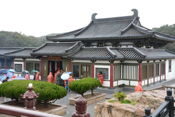 Phía bên trái của tượng Nam Hải Quan Âm là ngôi tự viện đầu tiên trên đảo “Viện Quan Âm Bất Khẳng Khứ”, tức Viện 'Quan Âm không chịu đi". Du khách đến đây thường được nghe kể về câu chuyện về một thiền sư Nhật Bản đến Ngũ Đài Sơn học đạo. Khi về nước, thiền sư rước tượng Phật theo nhưng khi ngang qua Phổ Đà Sơn thì giông bão nổi lên. Đến khi khấn lạy, thỉnh tượng ở đây thờ phụng thì trời yên bể lặng. Thiền sư liền chọn nơi đây xây thành “Viện Quan Âm Bất Khẳng Khứ”. Phía bên trái của tượng Nam Hải Quan Âm là ngôi tự viện đầu tiên trên đảo “Viện Quan Âm Bất Khẳng Khứ”, tức Viện 'Quan Âm không chịu đi". Du khách đến đây thường được nghe kể về câu chuyện về một thiền sư Nhật Bản đến Ngũ Đài Sơn học đạo. Khi về nước, thiền sư rước tượng Phật theo nhưng khi ngang qua Phổ Đà Sơn thì giông bão nổi lên. Đến khi khấn lạy, thỉnh tượng ở đây thờ phụng thì trời yên bể lặng. Thiền sư liền chọn nơi đây xây thành “Viện Quan Âm Bất Khẳng Khứ”.