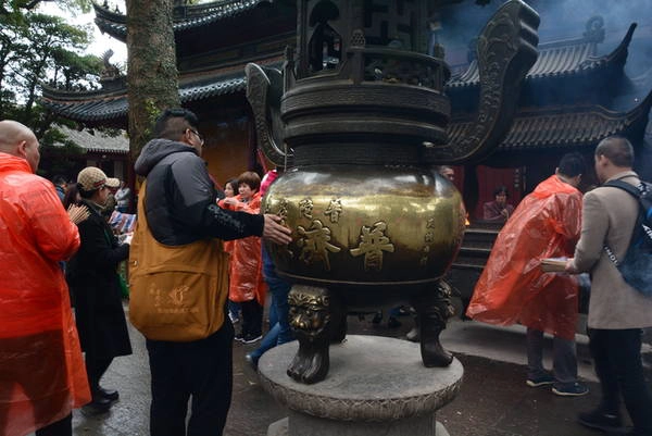 Không chỉ thả tiền xu vào các lư đồng trong chùa, người Trung Quốc còn có quan niệm sờ tay vào linh vật này và đi một vòng. Do đó, phần thân của lư thường nhẵn, bóng Không chỉ thả tiền xu vào các lư đồng trong chùa, người Trung Quốc còn có quan niệm sờ tay vào linh vật này và đi một vòng. Do đó, phần thân của lư thường nhẵn, bóng