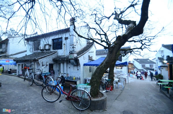 Bạn cũng có thể vào làng, tìm hiểu cuộc sống, sinh hoạt của người dân địa phương, ngắm những ngôi nhà hơn 100 năm tuổi. Bạn cũng có thể vào làng, tìm hiểu cuộc sống, sinh hoạt của người dân địa phương, ngắm những ngôi nhà hơn 100 năm tuổi.