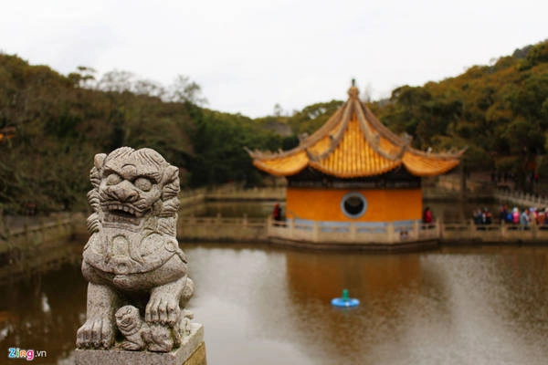 Ba cụm chùa thu hút du khách hành hương nhất đảo là Quan Thế Âm Bất Kháng (Quan Thế Âm không đi), Phổ Tế tự, Huệ Tế tự. Ba cụm chùa thu hút du khách hành hương nhất đảo là Quan Thế Âm Bất Kháng (Quan Thế Âm không đi), Phổ Tế tự, Huệ Tế tự.