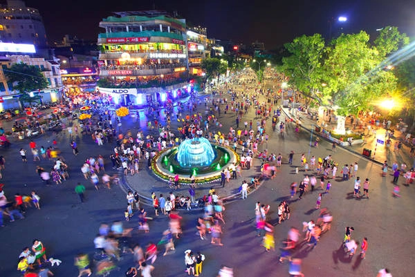 Phố đi bộ quanh hồ Gươm (Hà Nội) bắt đầu được thực hiện từ ngày 1/9, và sẽ được áp dụng vào 3 ngày cuối tuần, từ 19h. Việc cấm xe được thực hiện sớm hơn và người dân cũng có thể vào khu phố đi bộ sớm hơn giờ quy định. Không gian đi bộ quanh hồ Gươm trải dài trên địa bàn 6 phường: Tràng Tiền, Lý Thái Tổ, Hàng Bạc, Hàng Trống, Hàng Gai và Hàng Đào.