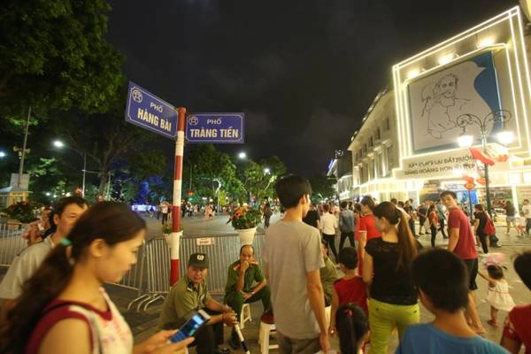 Phố Bà Triệu, Hàng Bài, Tràng Thi... được coi là tuyến đường lớn, huyết mạch dẫn vào khu phố đi bộ, cũng bị cấm đường. Tại các điểm cấm, rào chắn được lập lực lượng công an giao thông, công an phường, cảnh sát cơ động được tăng cường để đảm bảo an ninh, hướng dẫn người tham gia giao thông, tránh ùn tắc.