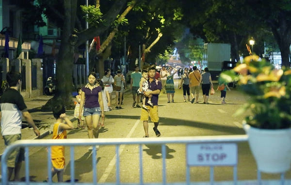 Phố đi bộ quanh hồ Gươm mở ra thu hút rất đông người dân đủ mọi tầng lớp và lứa tuổi. Trong ảnh, phố Trần Nguyên Hãn dẫn vào hồ Gươm cũng dành cho người đi bộ.