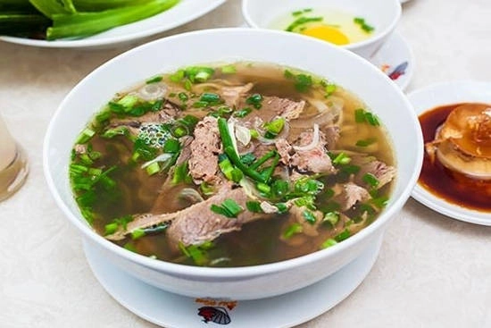 Phở bò truyền thống của người Hà Nội. Quá trình chế biến nước phở khá cầu kỳ. Nước phở phải được hầm từ xương bò, không được dùng xương lợn vì nước đục, có thêm các gia vị như quế, hồi, thảo quả... tạo nên hương vị khó quên.