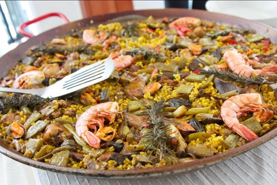 Cơm trộn thập cẩm Paella ở thành phố Barcelona, Tây Ban Nha. Món ăn được pha trộn từ cơm, hải sản, xúc xích và màu vàng của nghệ.