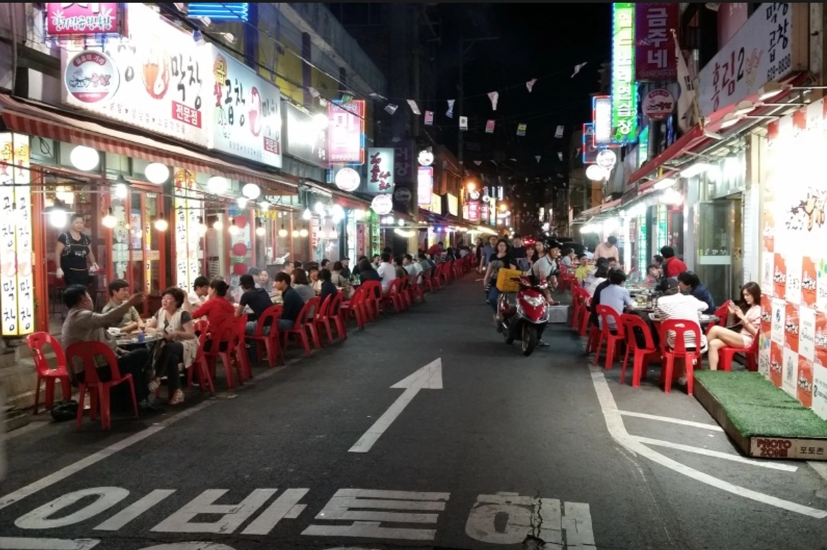 Tại Seoul, có hàng nghìn quán bán lòng nướng, bạn có thể thấy biển hiệu món nhậu này ở nhiều nơi. Tuy nhiên nếu bạn là dân "gà mờ", không rành đường nhưng muốn thưởng thức lòng nướng đúng kiểu Hàn, giá bình dân thì chỉ cần đến phố lòng nướng ở khu Wangsimni, nơi mà cứ đến chiều tối, khách trong các tiệm ăn ngồi tràn cả ra dọc hai bên đường đi, không khí nhộn nhịp, tiếng cụng ly đến nửa đêm. Tại Seoul, có hàng nghìn quán bán lòng nướng, bạn có thể thấy biển hiệu món nhậu này ở nhiều nơi. Tuy nhiên nếu bạn là dân "gà mờ", không rành đường nhưng muốn thưởng thức lòng nướng đúng kiểu Hàn, giá bình dân thì chỉ cần đến phố lòng nướng ở khu Wangsimni, nơi mà cứ đến chiều tối, khách trong các tiệm ăn ngồi tràn cả ra dọc hai bên đường đi, không khí nhộn nhịp, tiếng cụng ly đến nửa đêm.