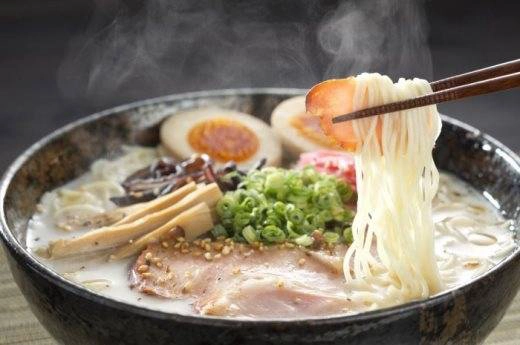 Theo người Nhật Bản, thưởng thức mì Ramen với trứng gà là tuyệt vời nhất. Theo người Nhật Bản, thưởng thức mì Ramen với trứng gà là tuyệt vời nhất.
