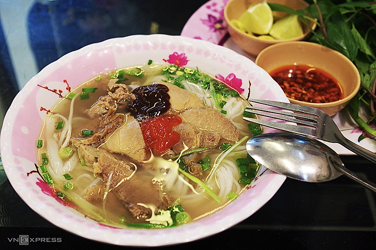 Phở bò được nấu theo quy chuẩn Halal: không dùng thịt lợn, sử dụng gia vị chay, thịt động vật phải do người theo đạo Hồi cắt tiết mổ thịt. Người Hồi giáo không dùng đũa khi ăn mà dùng thìa, nĩa. Ảnh: Tâm Linh.