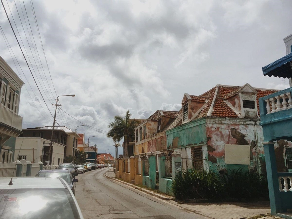 Du khách ghé Willemstad và dạo chơi trong khu Pietermaai sẽ được chiêm ngưỡng bức tranh màu sắc phóng khoáng đậm chất Nam Mỹ, pha chút âm hưởng cổ kính của châu Âu.