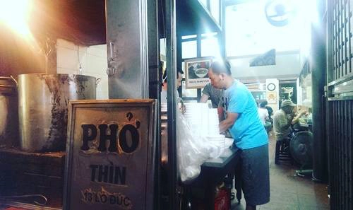 Ngoài bàn ghế thông thường, quán còn thiết kế một dãy bàn ốp đá hoa sát tường để có thêm chỗ cho khách. Ảnh: Phiêu Linh